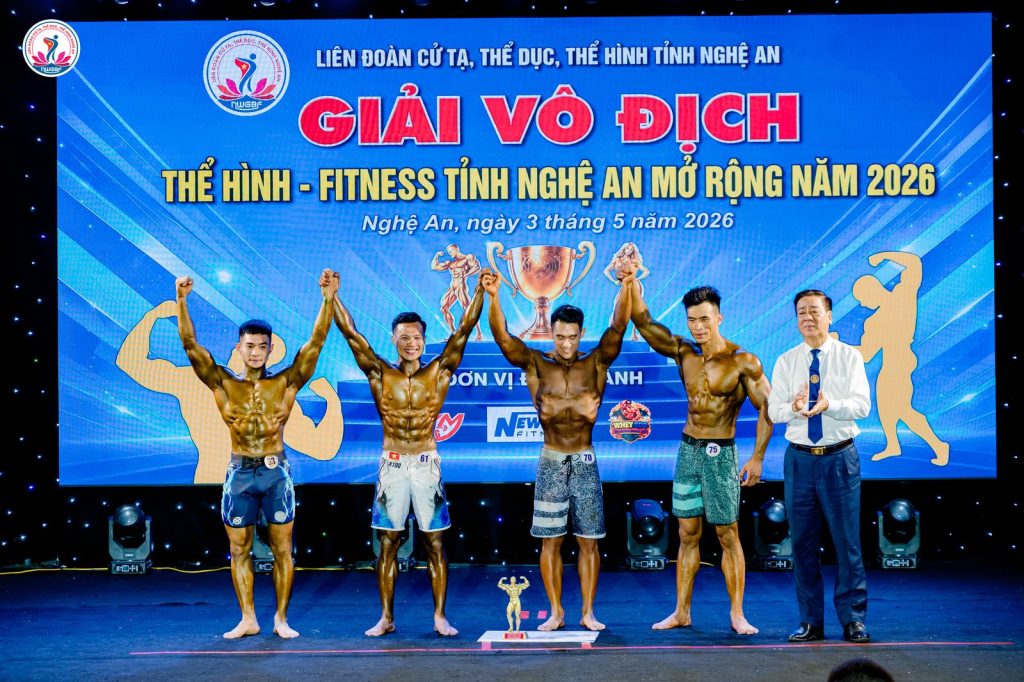 Bốn vận động viên men's physique giơ tay cùng người trao giải tại giải thể hình Nghệ An 2026