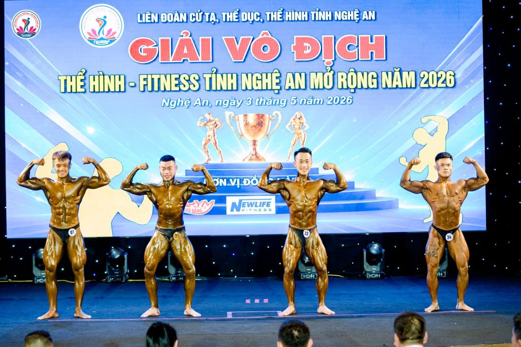 Bốn vận động viên thể hình gồng hai tay trước phông Giải vô địch Thể hình – Fitness tỉnh Nghệ An mở rộng năm 2026