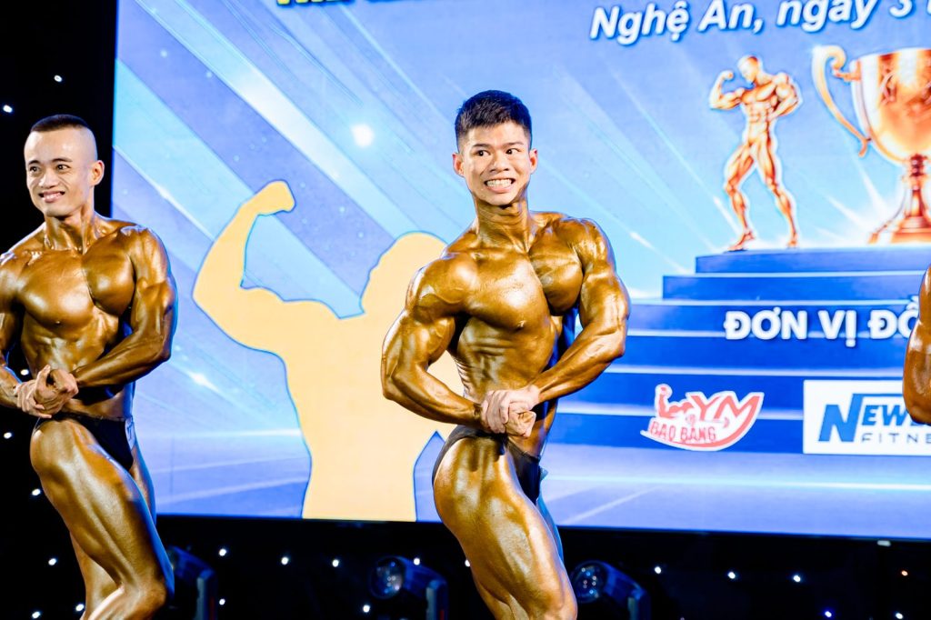 Phần thi thể hình nam, tư thế nghiêng ngực tại giải thể hình Nghệ An 2026