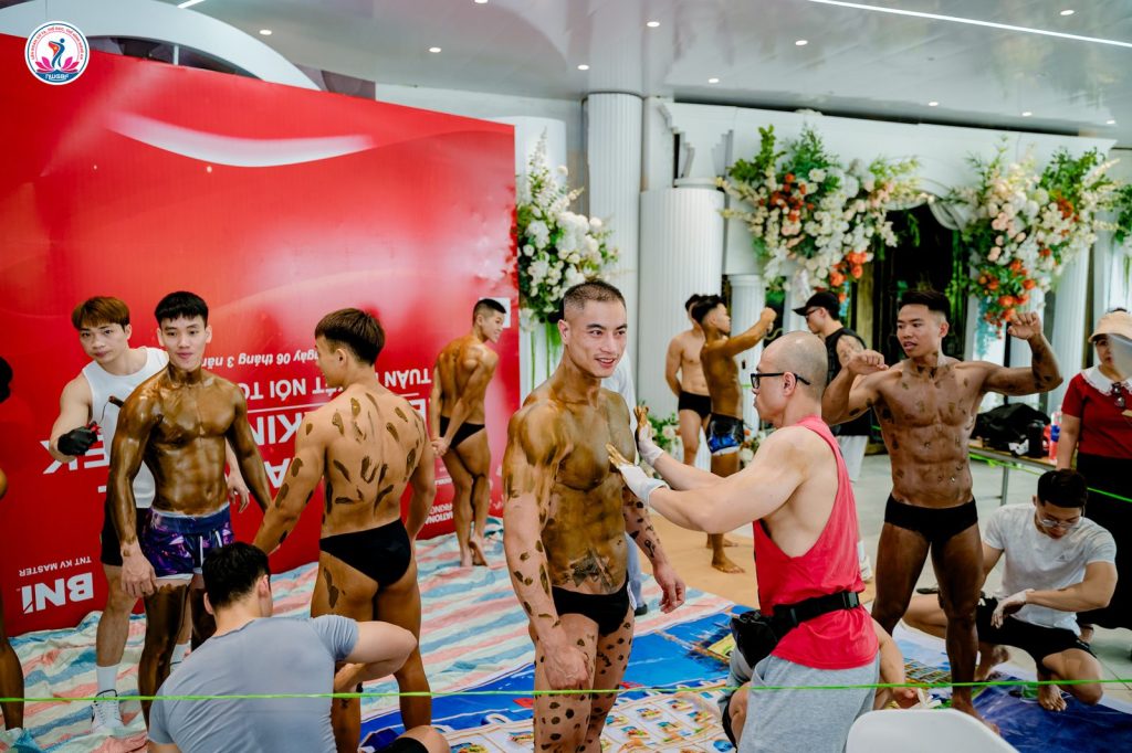 Hậu trường đông vận động viên quét màu tại giải thể hình Nghệ An 2026