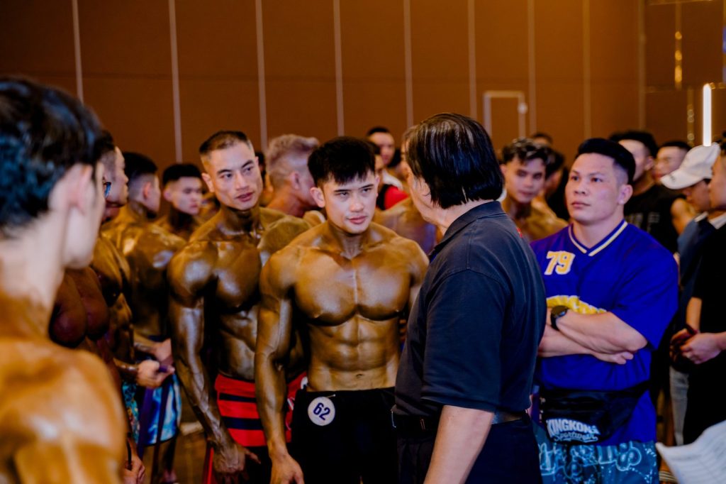 Vận động viên quét màu đứng chờ lượt tại giải thể hình Nghệ An 2026