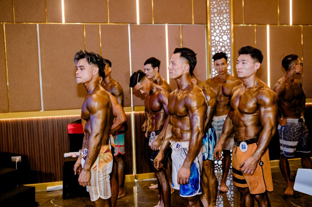 Vận động viên xếp hàng chờ lên sân khấu tại giải thể hình Nghệ An 2026