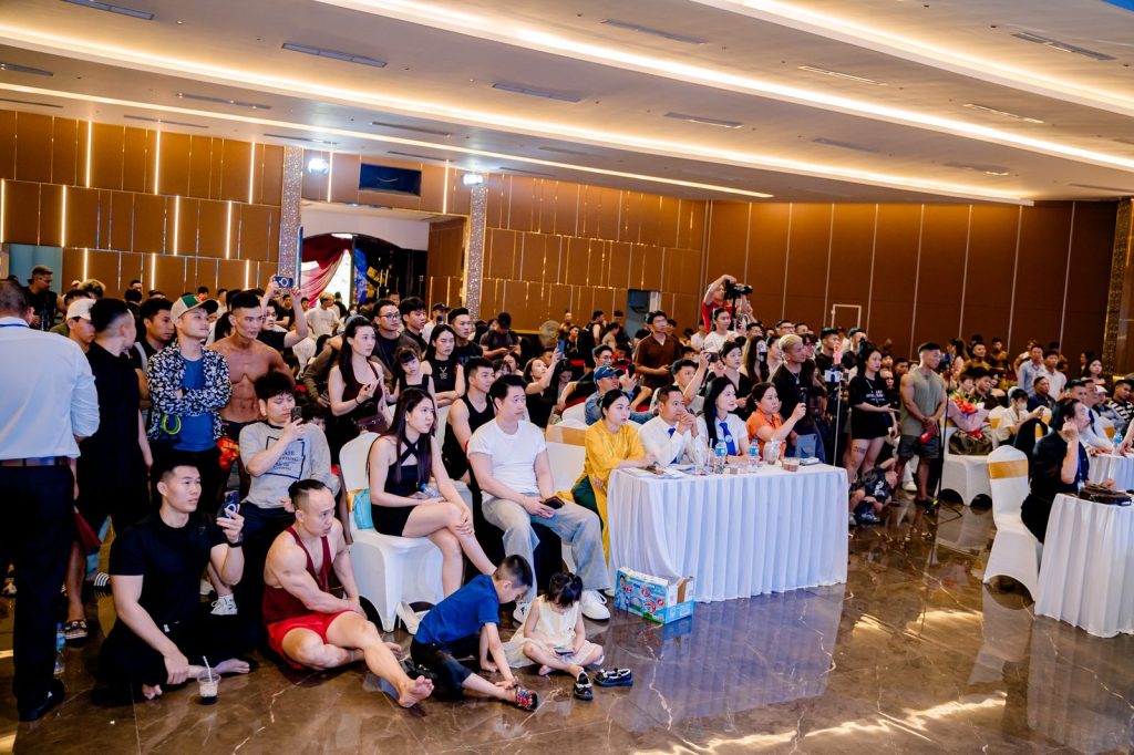 Khán phòng chật kín, trẻ em ngồi sàn xem tại giải thể hình Nghệ An 2026