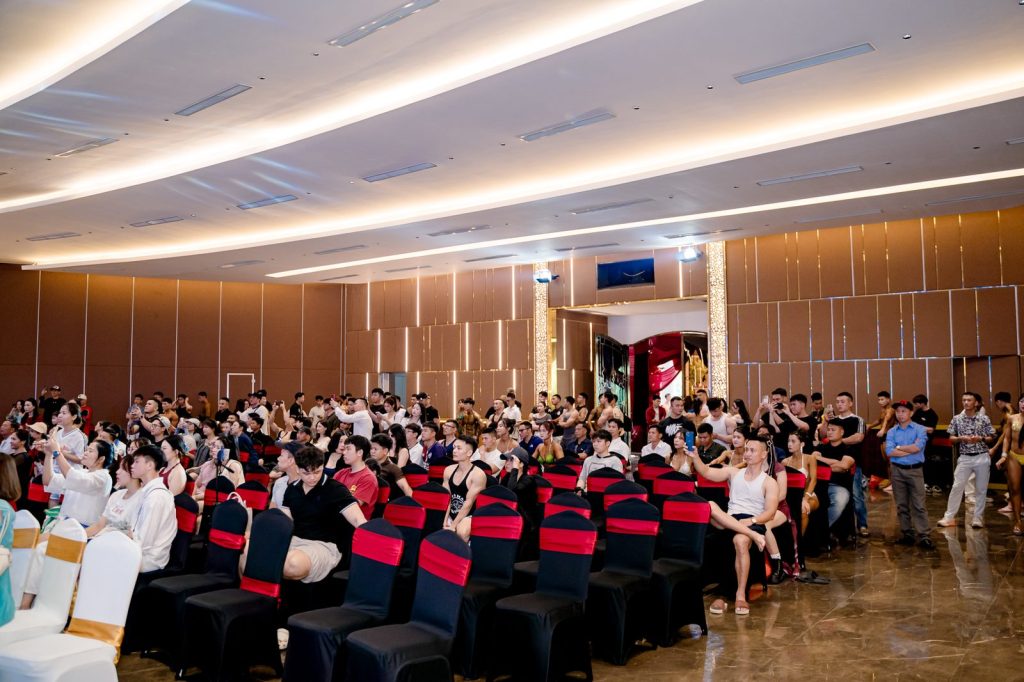 Khán phòng kín ghế nhìn từ phía sau tại giải thể hình Nghệ An 2026