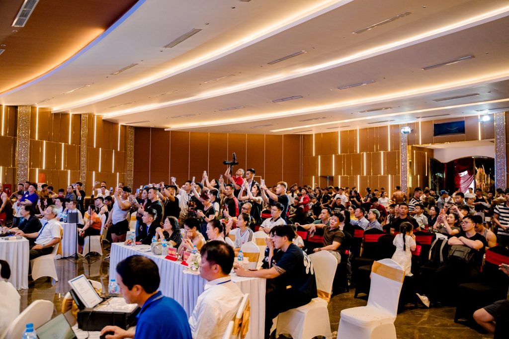 Khán phòng kín người dưới dàn đèn trần tại giải thể hình Nghệ An 2026