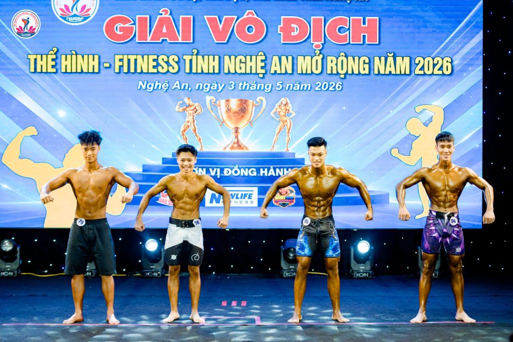 Bốn vận động viên men's physique đứng thế trước tại giải thể hình Nghệ An 2026