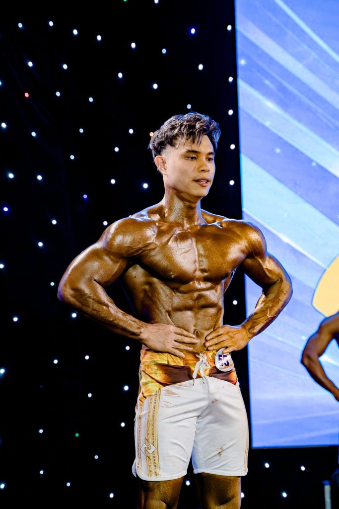Phần thi men's physique tại giải thể hình Nghệ An 2026