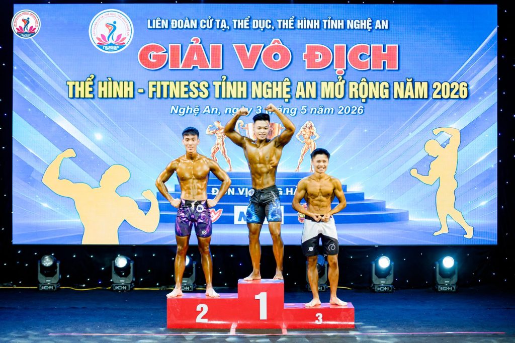 Ba vận động viên men's physique đeo huy chương trên bục 1-2-3 tại giải thể hình Nghệ An 2026