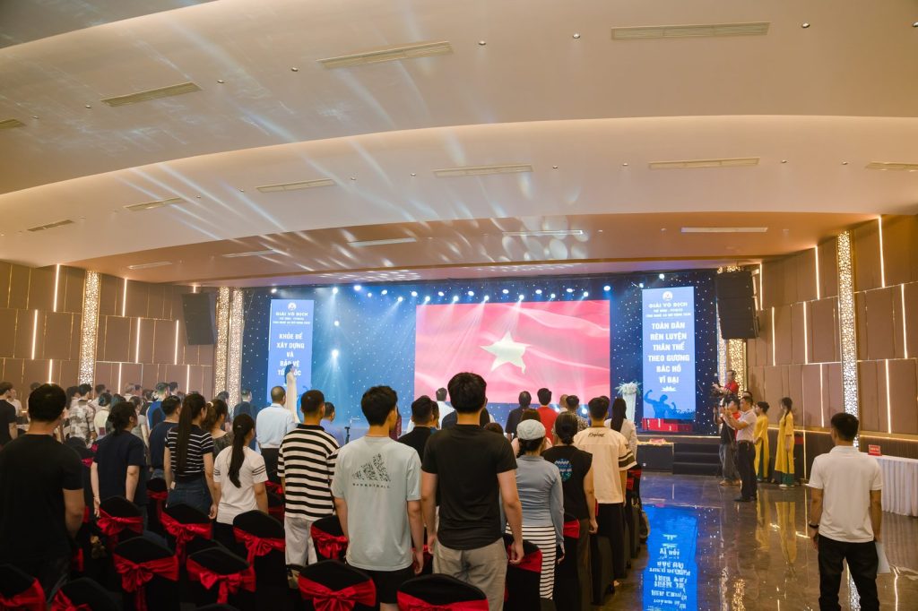 Cả hội trường đứng chào cờ tại lễ khai mạc giải thể hình Nghệ An 2026