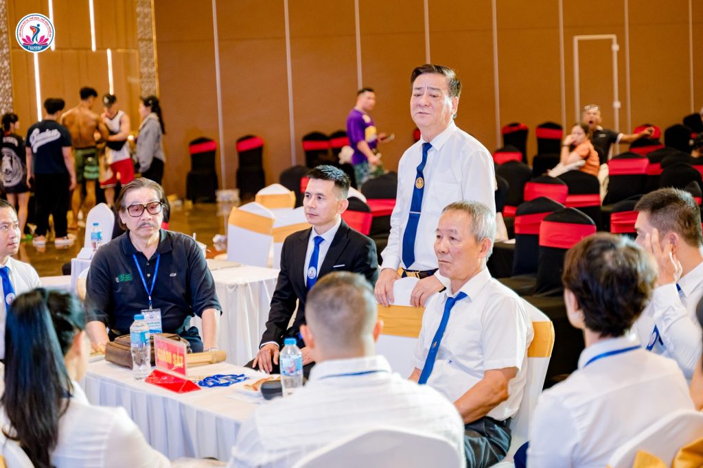 Ông Nguyễn Song Hào, Chủ tịch Liên đoàn Cử tạ, Thể dục, Thể hình tỉnh Nghệ An, ở bàn đại biểu buổi chiều – giải thể hình Nghệ An 2026