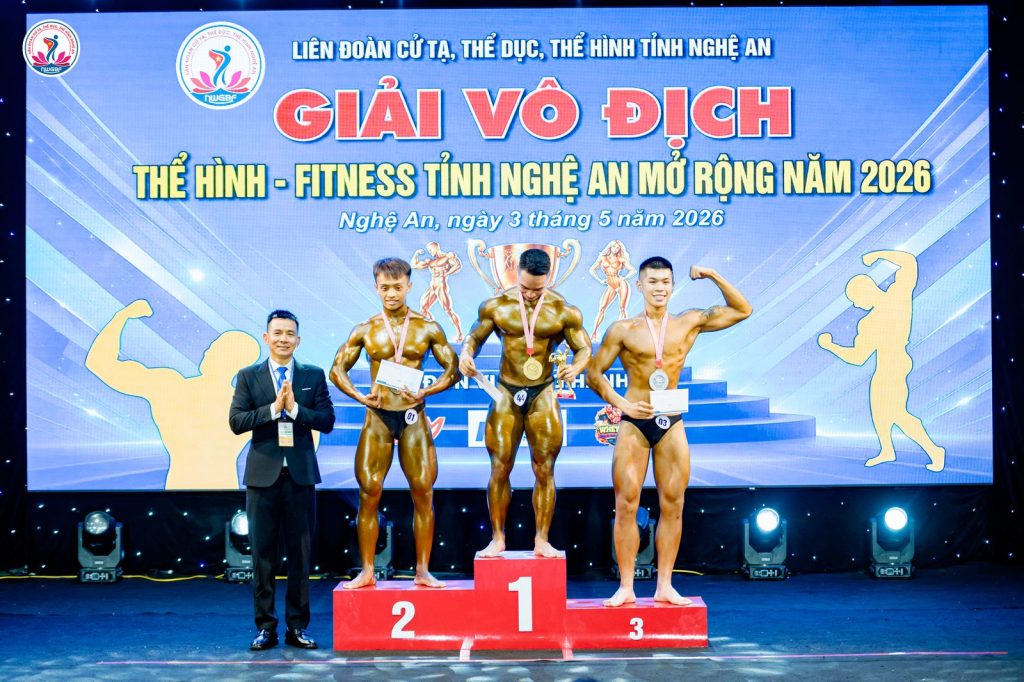 Ông Nguyễn Song Hào, Chủ tịch Liên đoàn Cử tạ, Thể dục, Thể hình tỉnh Nghệ An (trái), cạnh bục 1-2-3 một nội dung thể hình nam – giải thể hình Nghệ An 2026