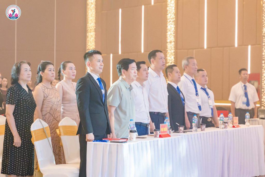 Ông Nguyễn Song Hào, Chủ tịch Liên đoàn Cử tạ, Thể dục, Thể hình tỉnh Nghệ An (thứ hai từ trái), đứng chào cờ tại lễ khai mạc – giải thể hình Nghệ An 2026