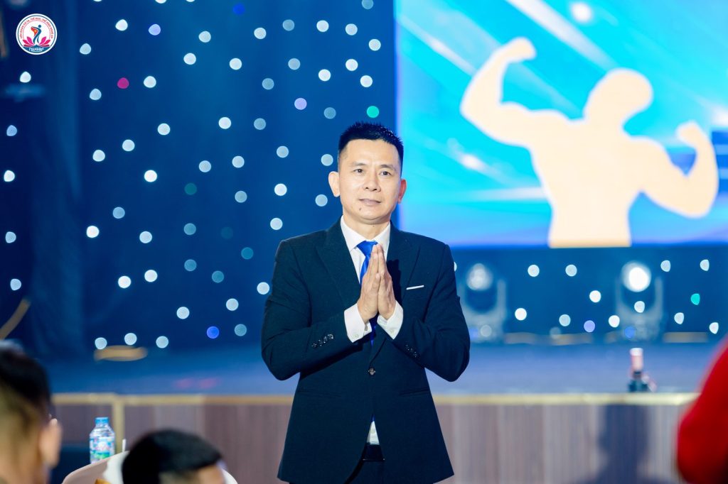 Ông Nguyễn Song Hào chắp tay chào tại lễ khai mạc giải thể hình Nghệ An 2026