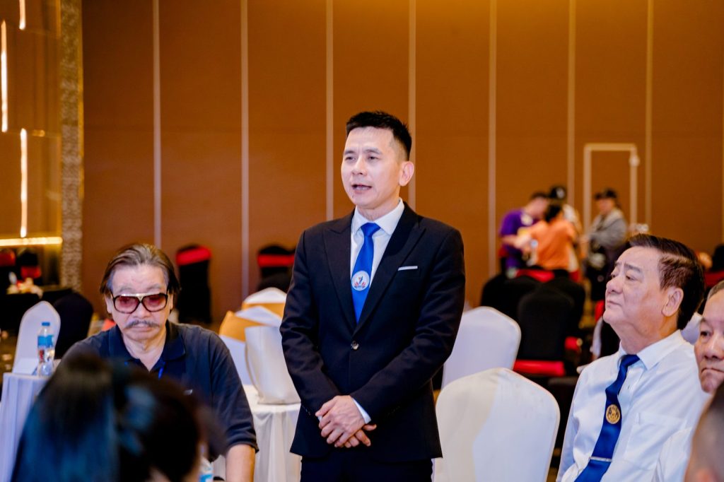 Ông Nguyễn Song Hào, Chủ tịch Liên đoàn Cử tạ, Thể dục, Thể hình tỉnh Nghệ An, đứng giữa các bàn đại biểu – giải thể hình Nghệ An 2026