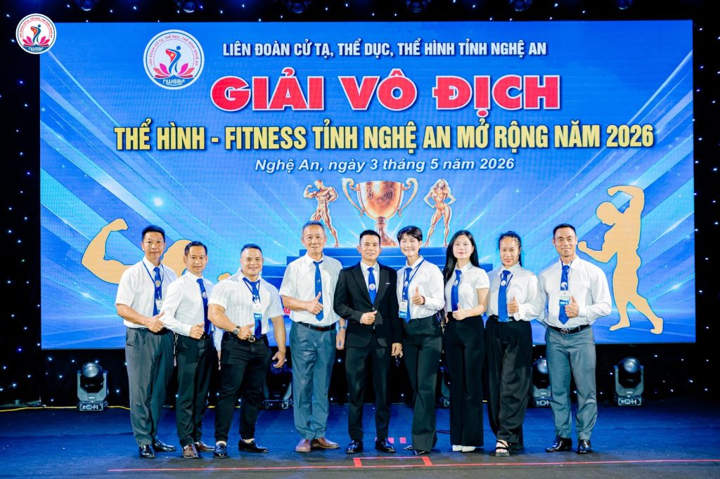 Ông Nguyễn Song Hào, Chủ tịch Liên đoàn Cử tạ, Thể dục, Thể hình tỉnh Nghệ An cùng tổ trọng tài – giải thể hình Nghệ An 2026