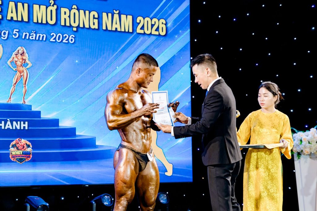 Ông Nguyễn Song Hào, Chủ tịch Liên đoàn Cử tạ, Thể dục, Thể hình tỉnh Nghệ An, trao cúp và giấy chứng nhận cho vận động viên – giải thể hình Nghệ An 2026