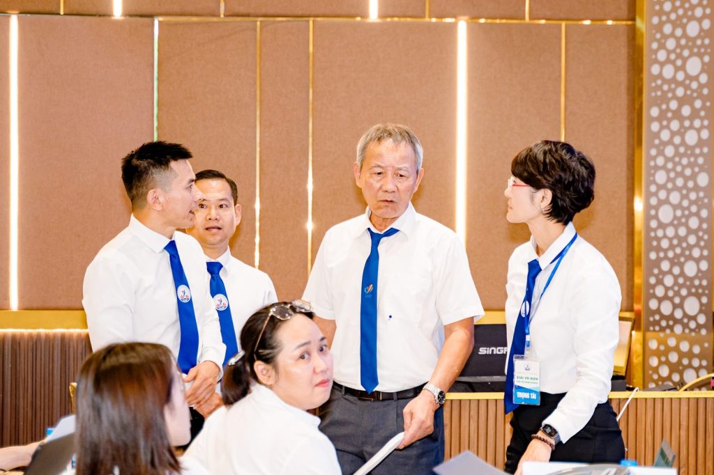 Ông Nguyễn Song Hào, Chủ tịch Liên đoàn Cử tạ, Thể dục, Thể hình tỉnh Nghệ An (trái), trao đổi cùng tổ trọng tài tại bàn thư ký – giải thể hình Nghệ An 2026