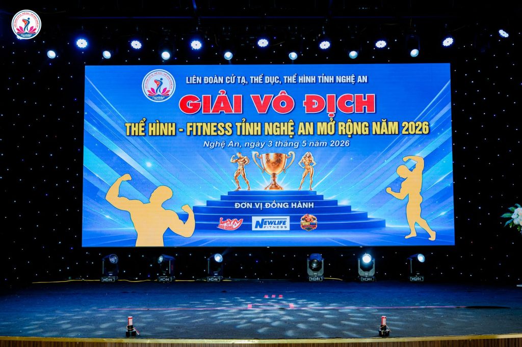 Phông LED sân khấu ghi Liên đoàn Cử tạ, Thể dục, Thể hình tỉnh Nghệ An, tên giải và ngày 3 tháng 5 năm 2026