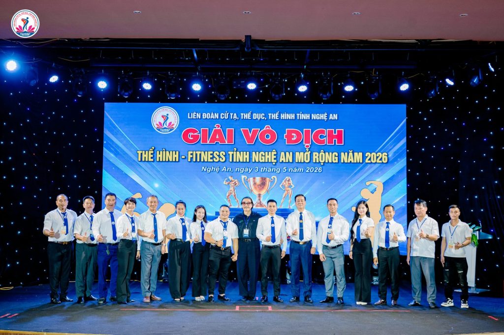 Ảnh tập thể tổ trọng tài trên sân khấu tại giải thể hình Nghệ An 2026