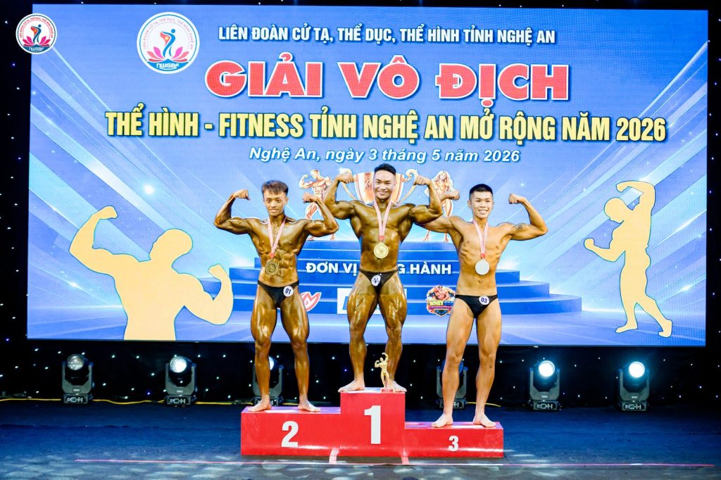 Ba vận động viên thể hình đeo huy chương trên bục 1-2-3 tại giải thể hình Nghệ An 2026