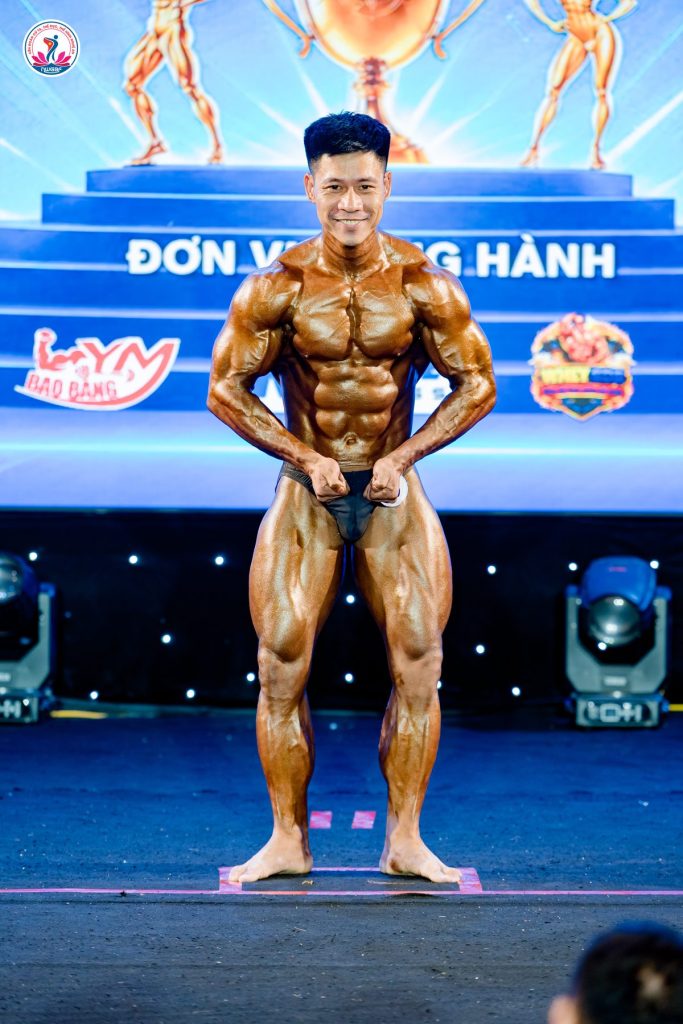 Phần thi thể hình nam, tư thế mở xô trước tại giải thể hình Nghệ An 2026