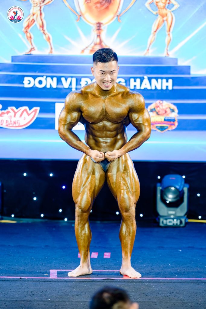 Phần thi thể hình nam, tư thế mở xô trước tại giải thể hình Nghệ An 2026
