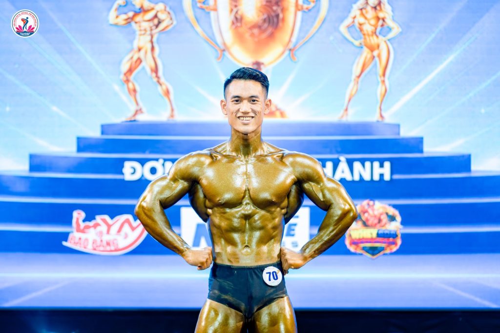 Phần thi thể hình nam, tư thế mở xô trước tại giải thể hình Nghệ An 2026