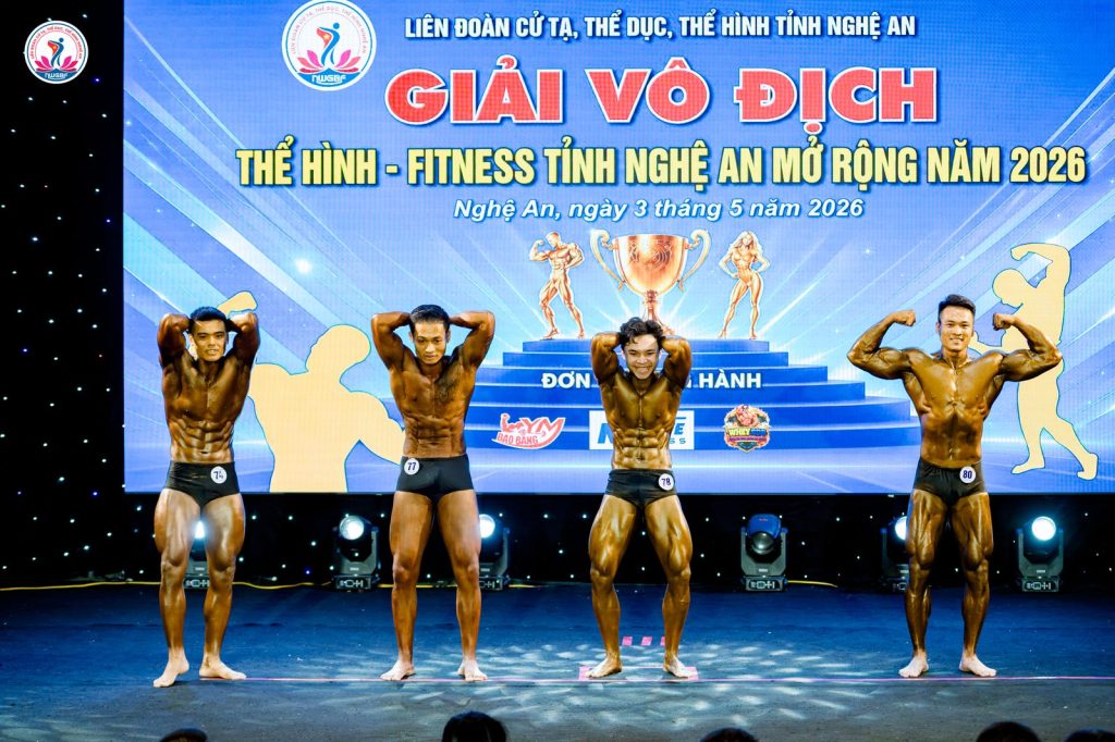 Bốn vận động viên thể hình tạo dáng bụng và đùi tại giải thể hình Nghệ An 2026