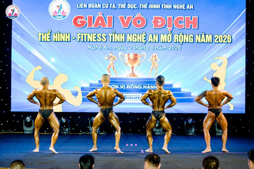 Bốn vận động viên thể hình quay lưng xoè cơ xô tại giải thể hình Nghệ An 2026