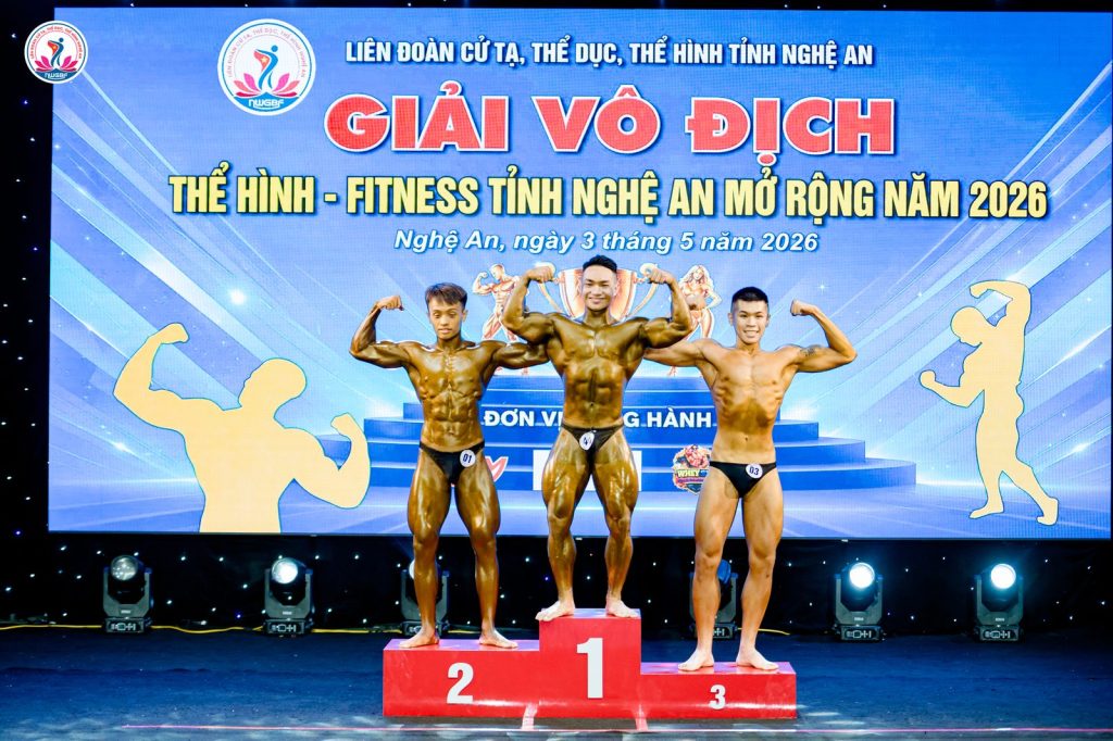 Ba vận động viên thể hình trên bục 1-2-3 tại giải thể hình Nghệ An 2026