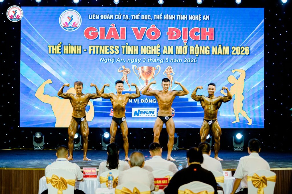 Vận động viên thể hình so dáng trước hàng trọng tài tại giải thể hình Nghệ An 2026