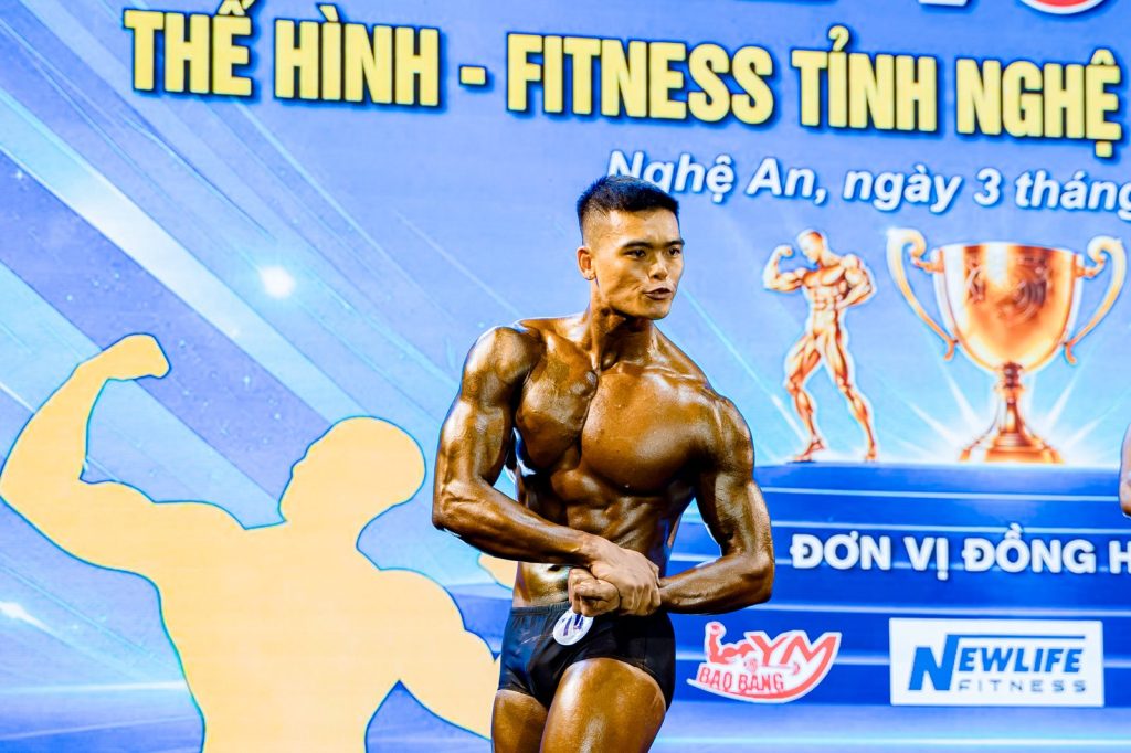 Phần thi thể hình nam, tư thế nghiêng ngực tại giải thể hình Nghệ An 2026