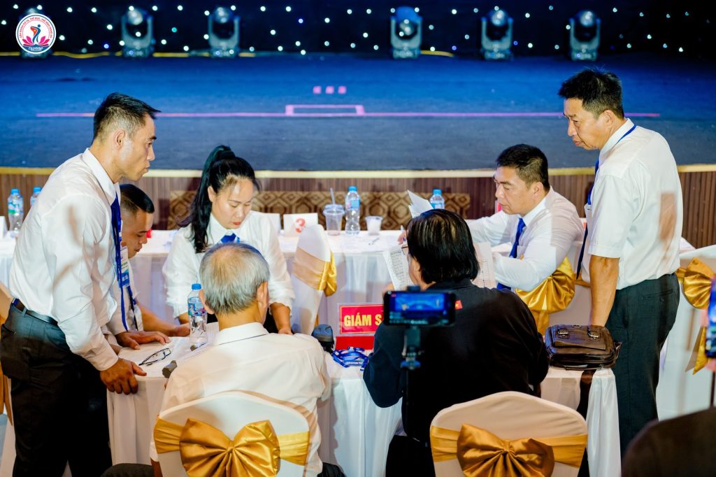 Tổ trọng tài và giám sát trao đổi tại bàn chấm tại giải thể hình Nghệ An 2026