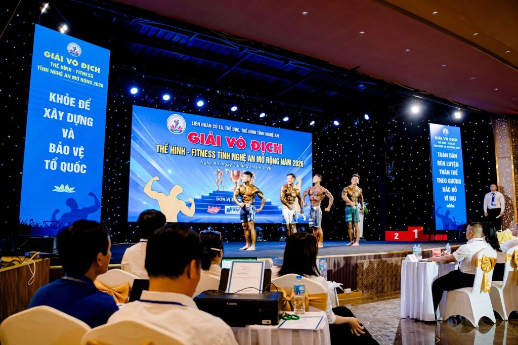 Toàn cảnh bàn trọng tài và sân khấu tại giải thể hình Nghệ An 2026