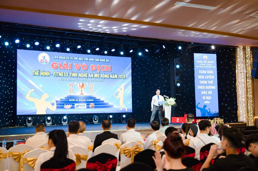 Toàn cảnh lễ khai mạc nhìn từ cuối khán phòng tại giải thể hình Nghệ An 2026