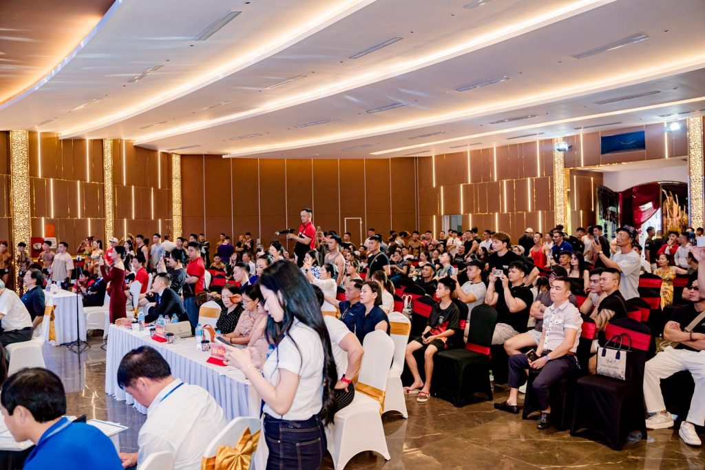 Toàn cảnh khán phòng đông kín người tại giải thể hình Nghệ An 2026