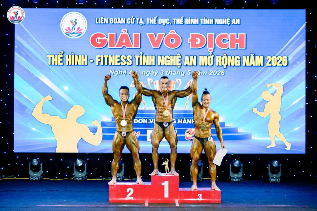 Ba vận động viên giơ tay trên bục 1-2-3 tại giải thể hình Nghệ An 2026
