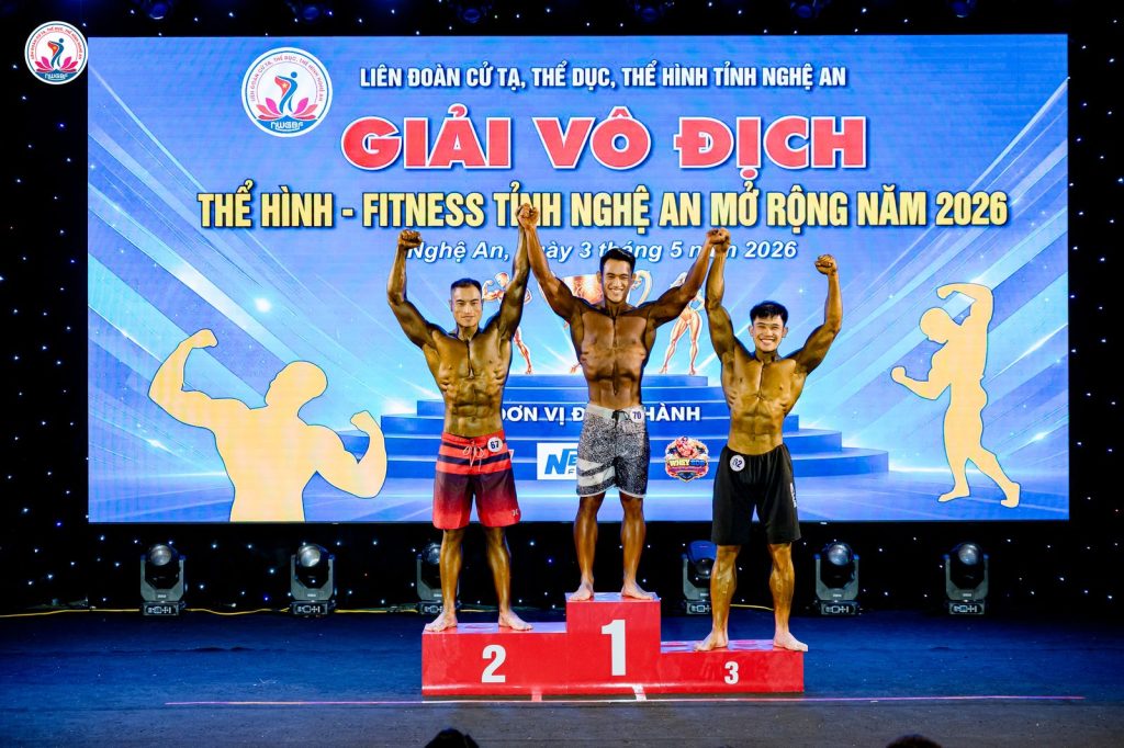 Ba vận động viên men's physique ăn mừng trên bục tại giải thể hình Nghệ An 2026