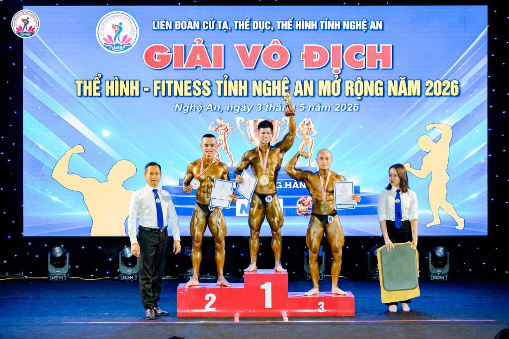 Ba vận động viên thể hình đeo huy chương trên bục 1-2-3 tại giải thể hình Nghệ An 2026