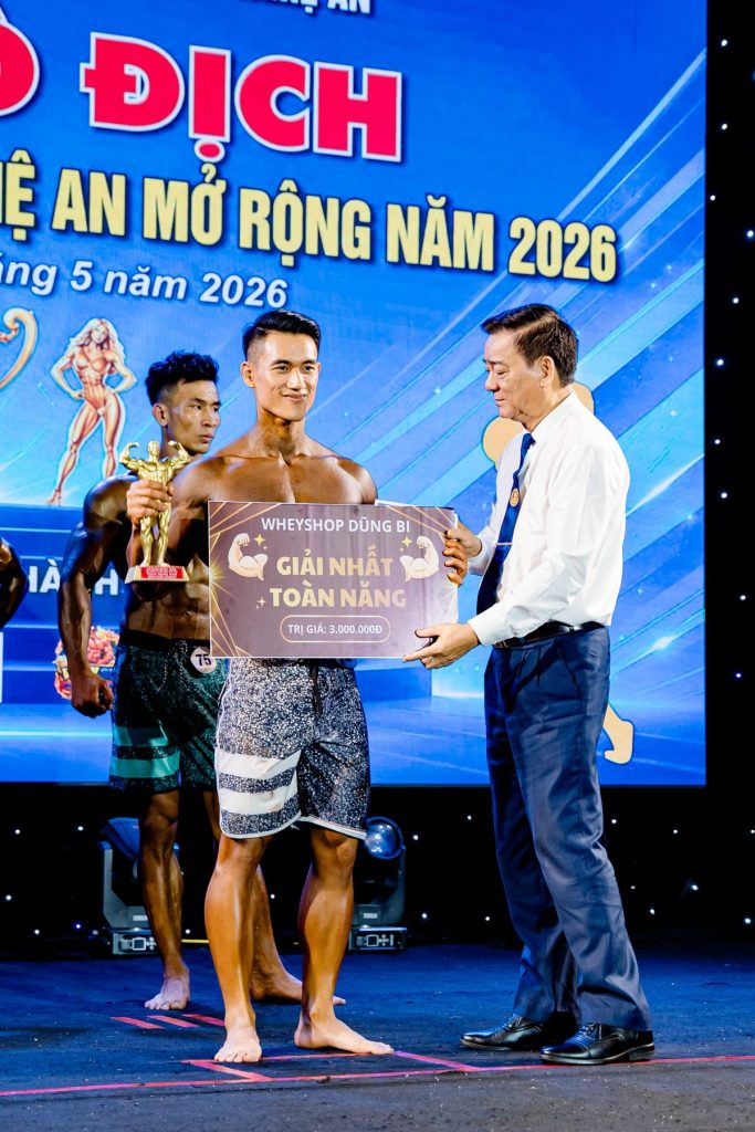 Vận động viên nhận bảng Giải nhất toàn năng tại giải thể hình Nghệ An 2026