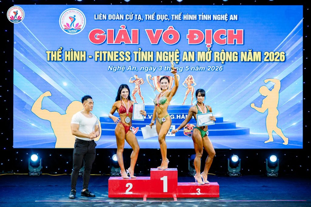 Ba vận động viên nữ trên bục 1-2-3 nhận giải tại giải thể hình Nghệ An 2026