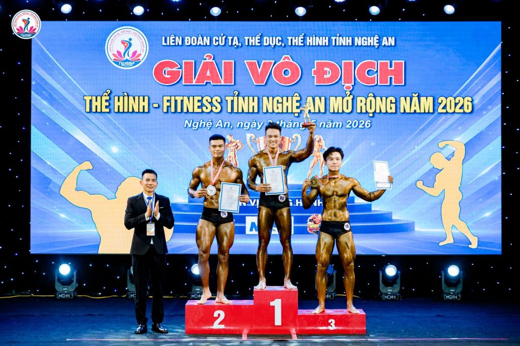Ông Nguyễn Song Hào vỗ tay cạnh bục 1-2-3 một nội dung thể hình nam, giải thể hình Nghệ An 2026