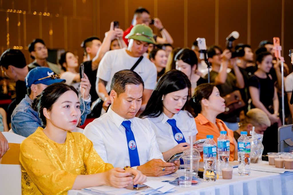 Trọng tài ghi điểm, khán giả đứng giơ điện thoại tại giải thể hình Nghệ An 2026