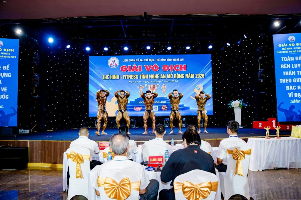 Trọng tài theo dõi hàng so sánh từ phía sau tại giải thể hình Nghệ An 2026