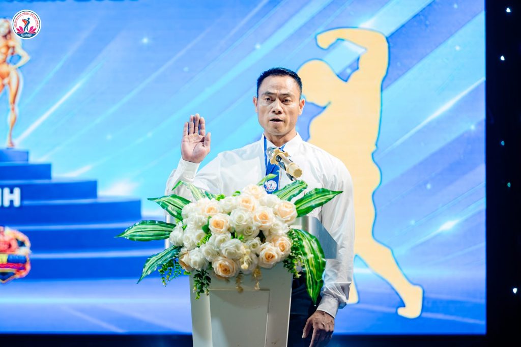 Trọng tài Tạ Đình Thái tuyên thệ tại lễ khai mạc giải thể hình Nghệ An 2026
