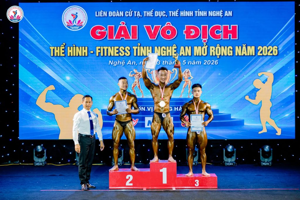 Vận động viên giơ cao giấy chứng nhận trên sân khấu tại giải thể hình Nghệ An 2026