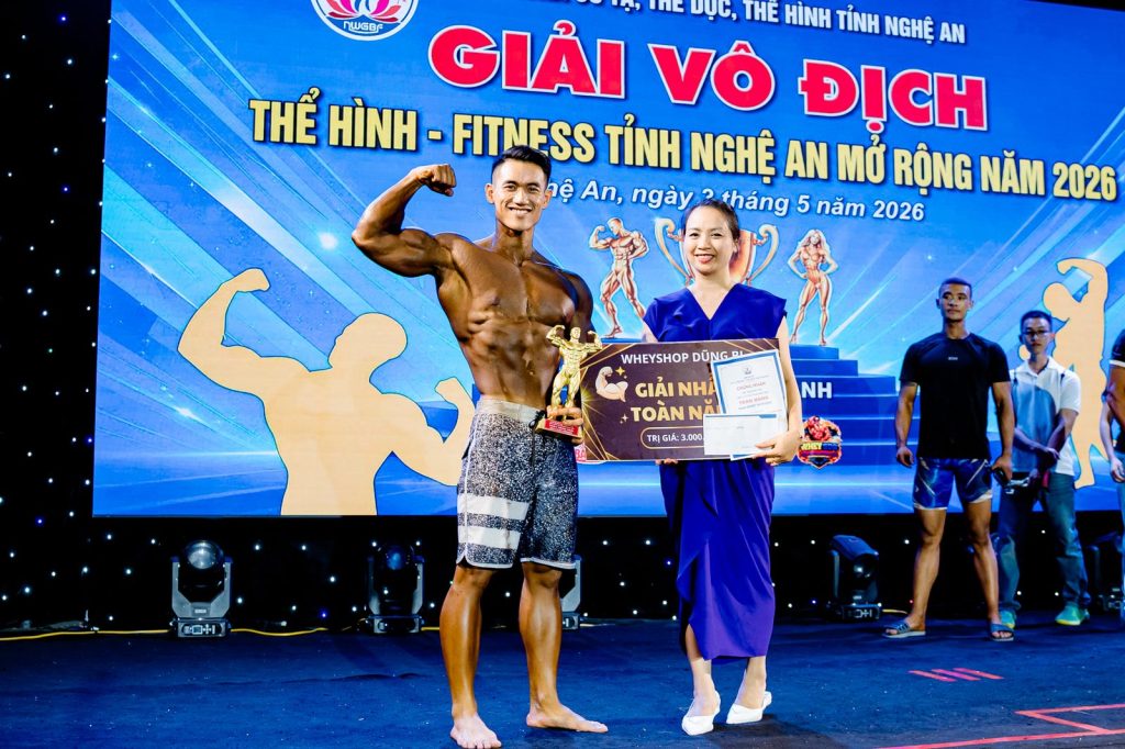 Vận động viên gồng tay cầm bảng Giải nhất toàn năng tại giải thể hình Nghệ An 2026