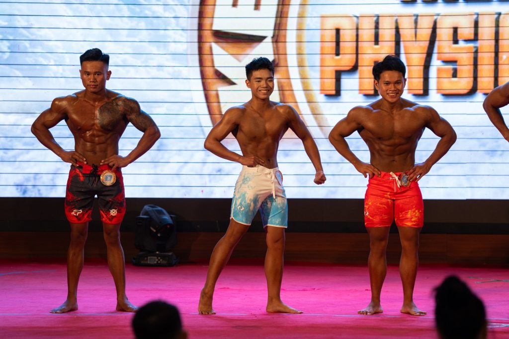 Ba vận động viên trẻ quần short rộng đứng hàng ngang, hai tay chống hông