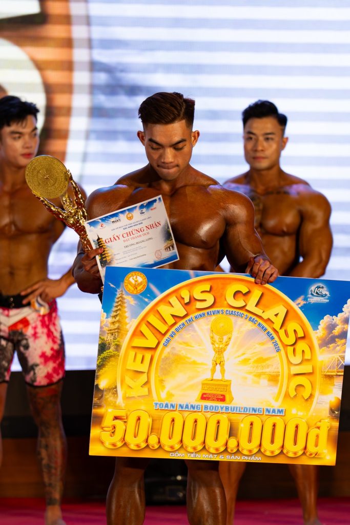 Vận động viên cầm cúp và bảng thưởng toàn năng Bodybuilding nam 50.000.000 đồng