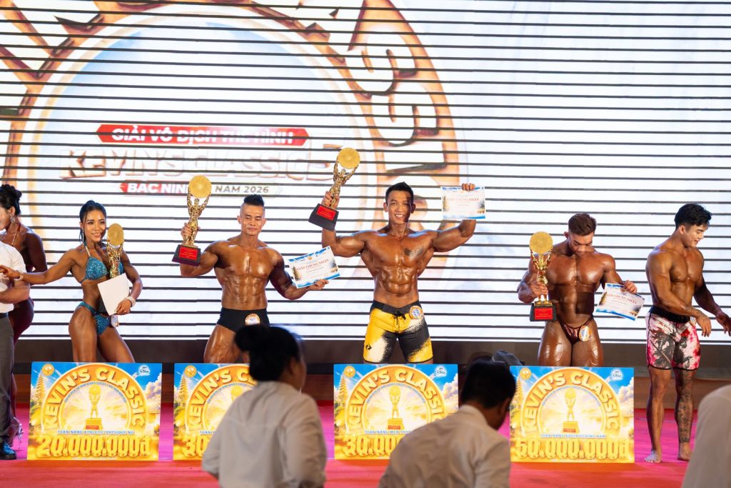 Bốn nhà vô địch toàn năng đứng sau bốn bảng thưởng trên sân khấu